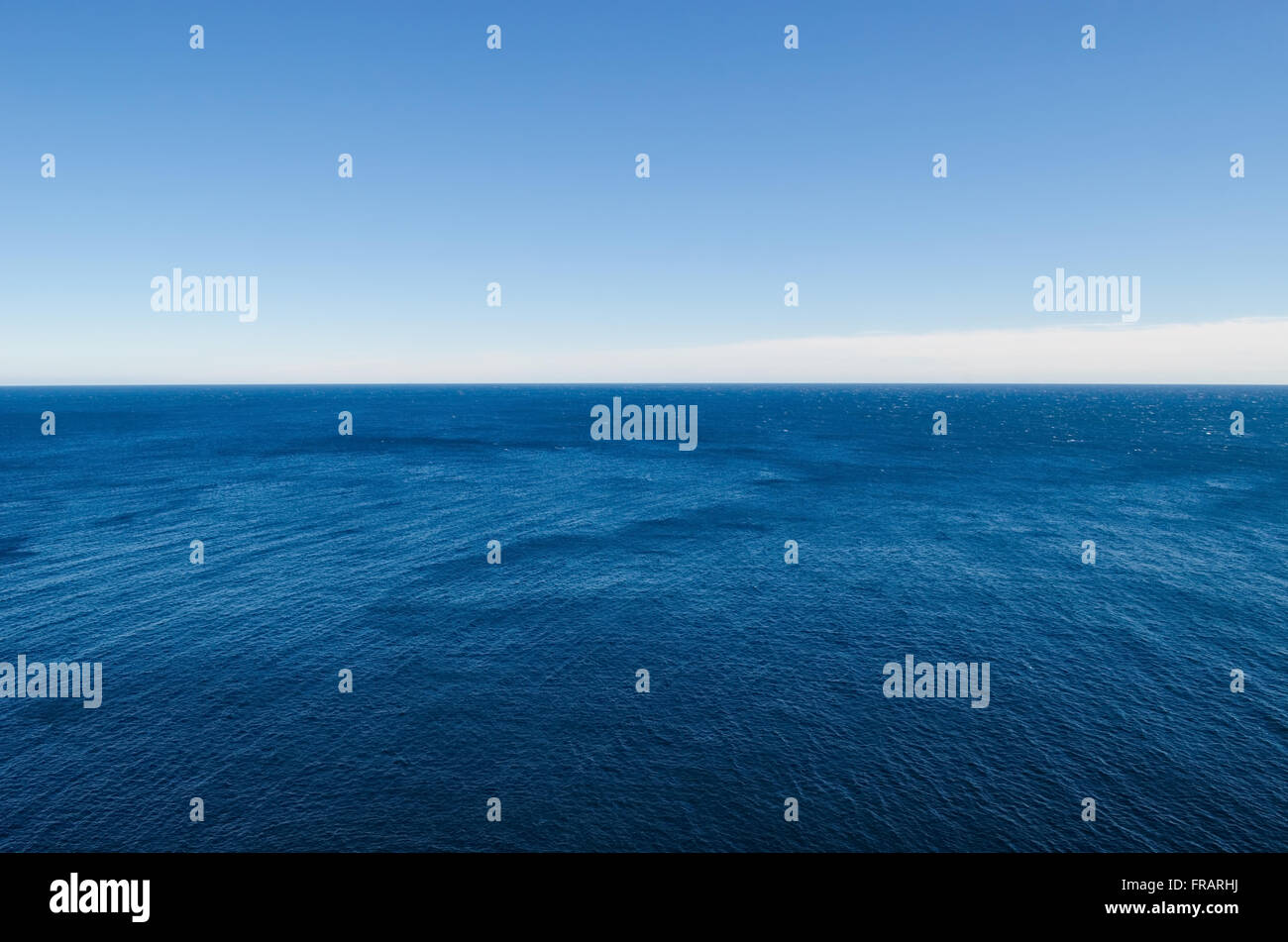 Mare blu profondo e horizon Foto Stock