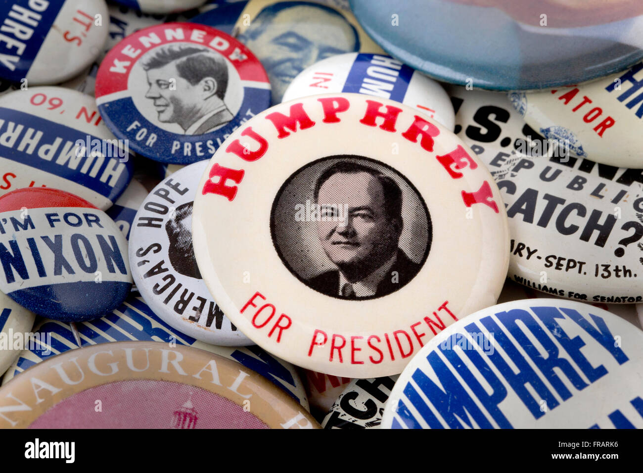 Una raccolta di pulsanti per le campagne politiche statunitensi con un ritratto del 1960 di Hubert H. Humphrey su un badge con pulsante puntato per il presidente Foto Stock
