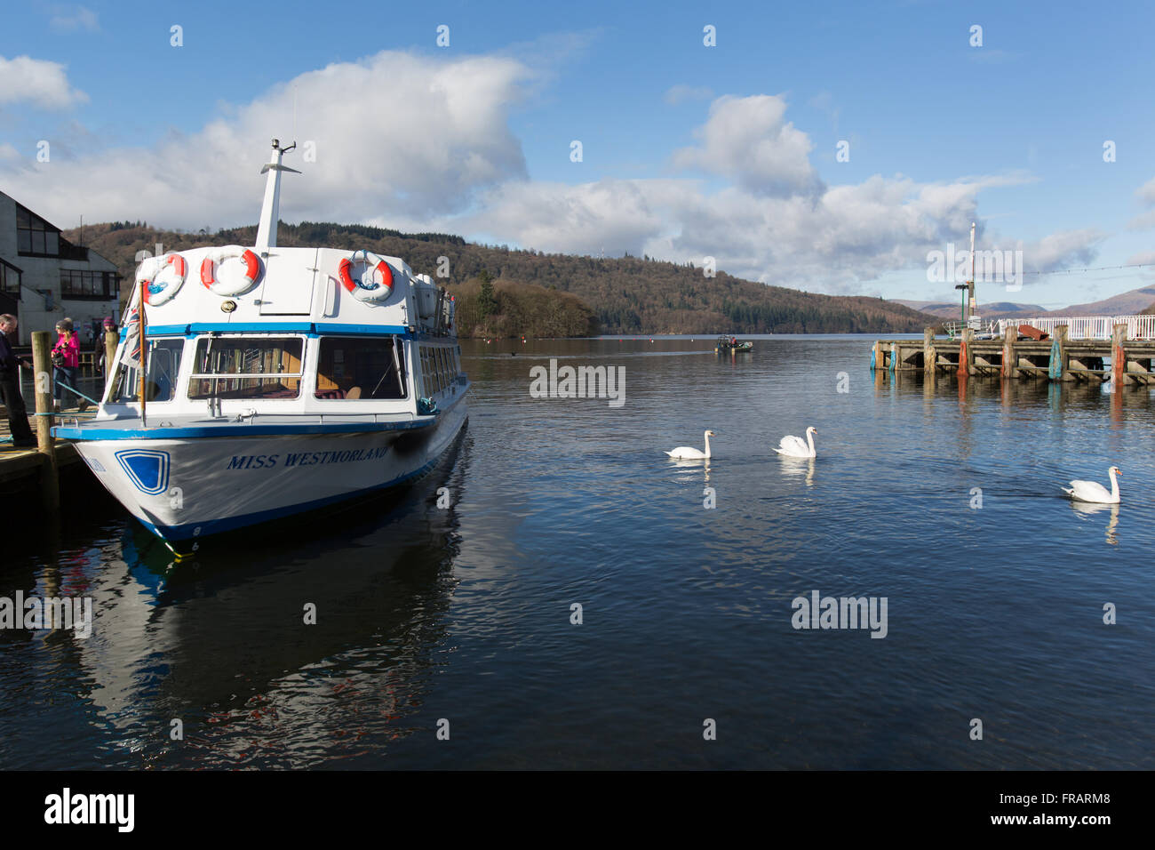 Città di Bowness, Inghilterra. Vista pittoresca di Miss Westmorland barca ormeggiata a Bowness Porto. Foto Stock