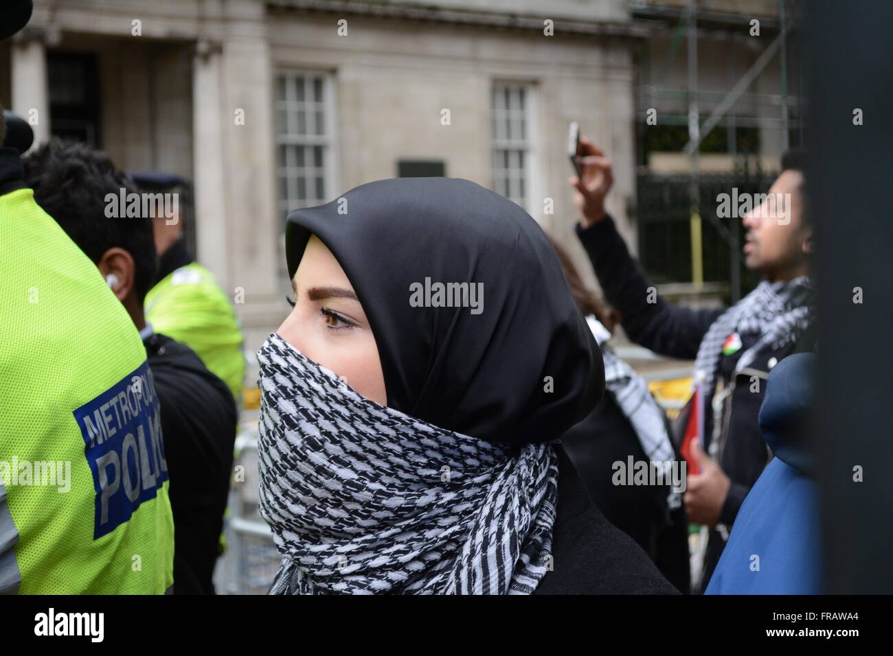 Il 17 ottobre 2015. Londra, Inghilterra. Manifestante femmina indossa una maschera facciale proteste al di fuori dell'Ambasciata israeliana a Londra a sostegno dei palestinesi. ©Marc Ward/Alamy Foto Stock