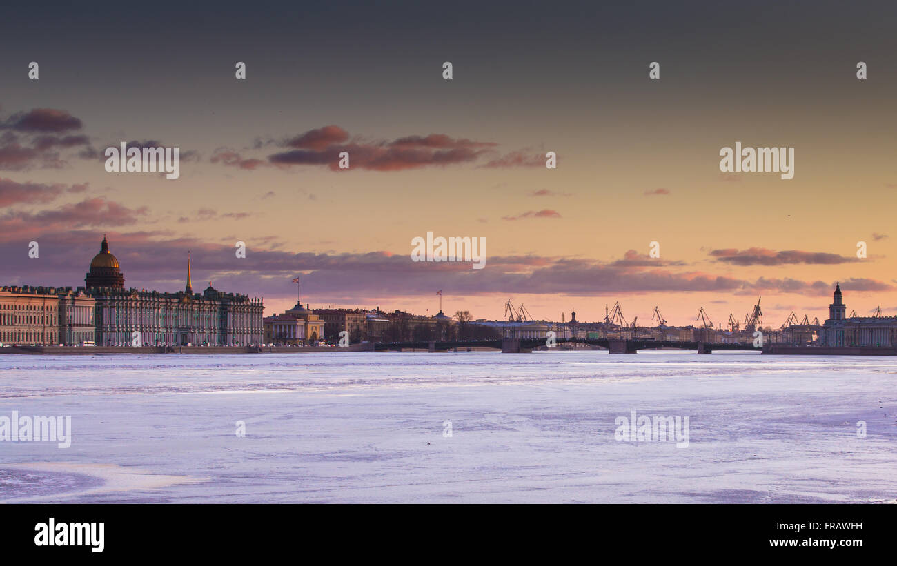 La Russia, San Pietroburgo, 19 marzo 2016: l'acqua area di ​​the fiume Neva al tramonto, il Palazzo d'inverno, Palace Bridge, il DOM Foto Stock