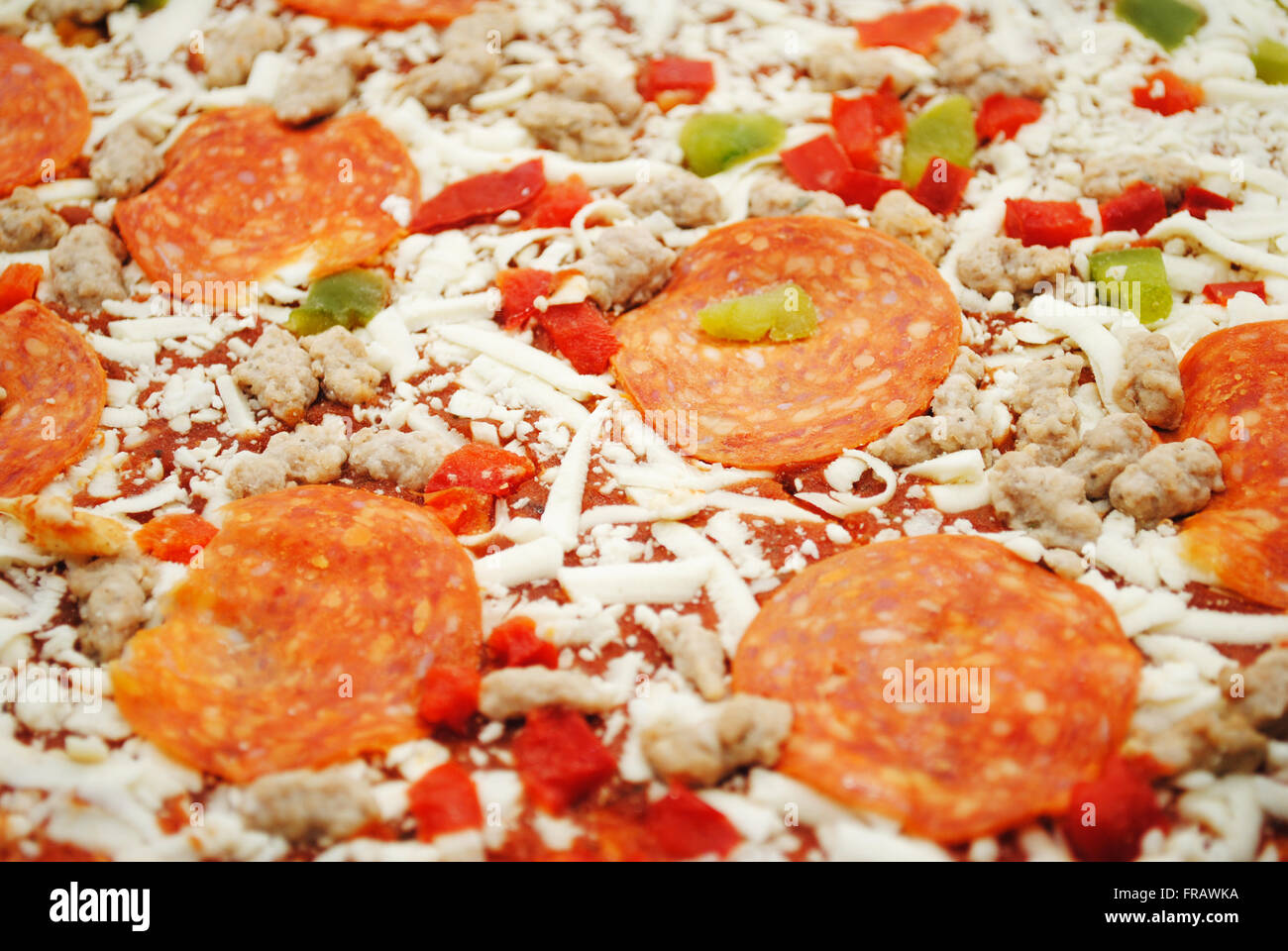 Sullo sfondo di una pizza di salsiccia per pizza, formaggio e peperoni Foto Stock