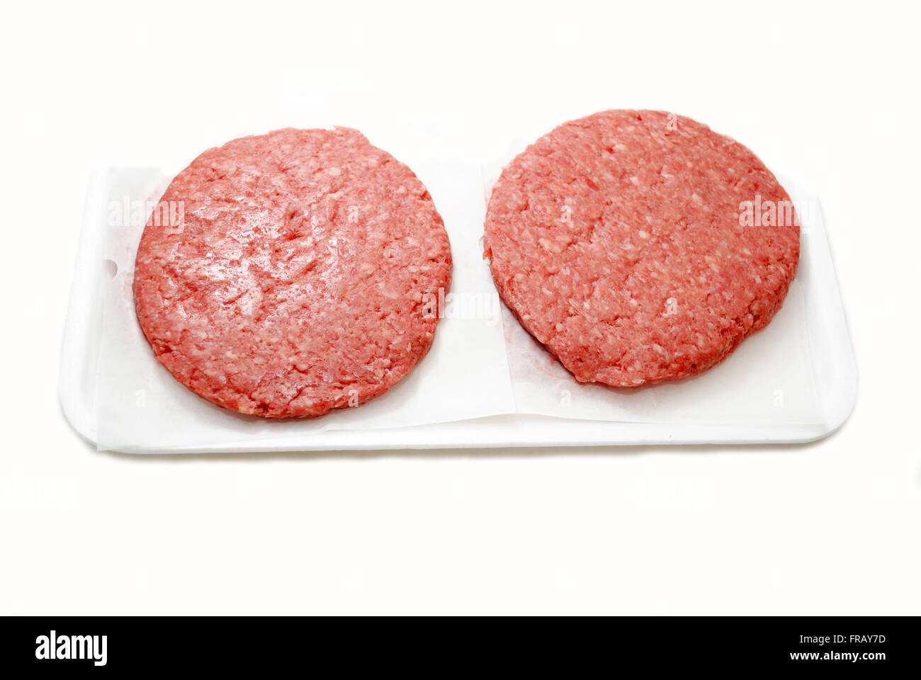 Materie Hamburger le polpette su un vassoio di schiuma Foto Stock