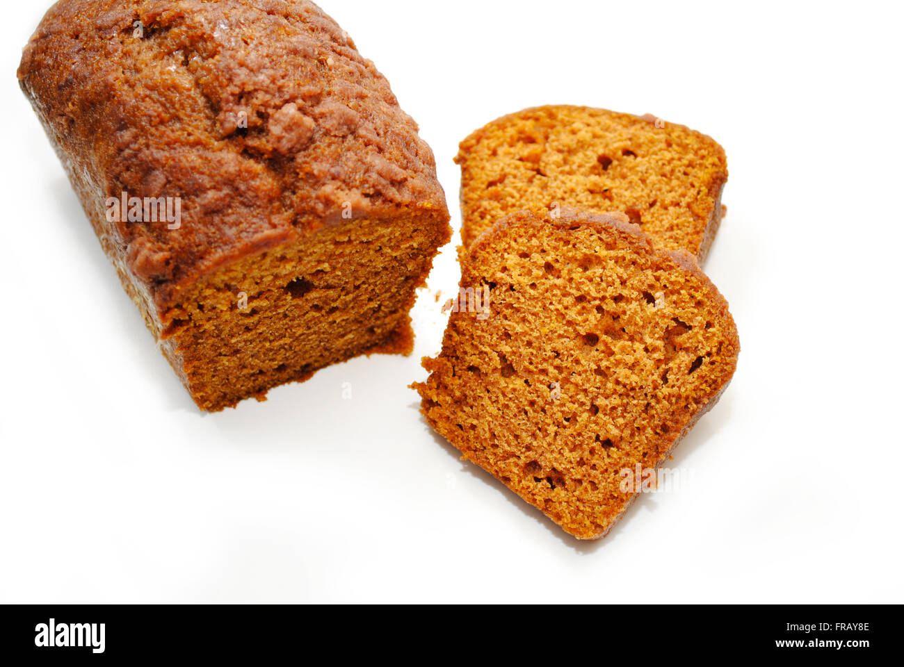 Fette di pane di zucca su uno sfondo bianco Foto Stock