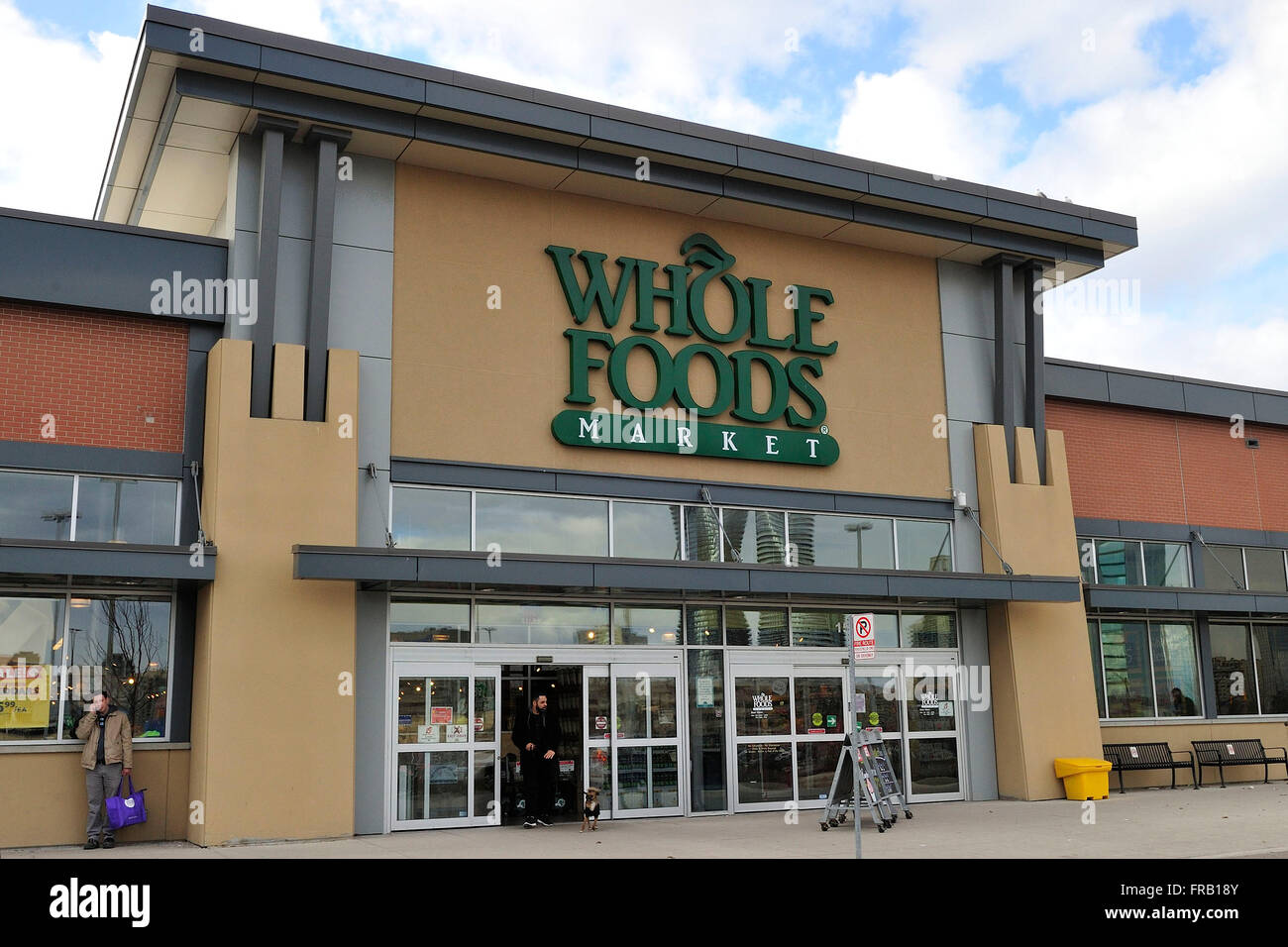 Digital Signage con la Whole Foods Market logo è visualizzato al di fuori di Whole Foods Store al quadrato uno a Mississauga, Ont., il 21 marzo 2016. Foto Stock