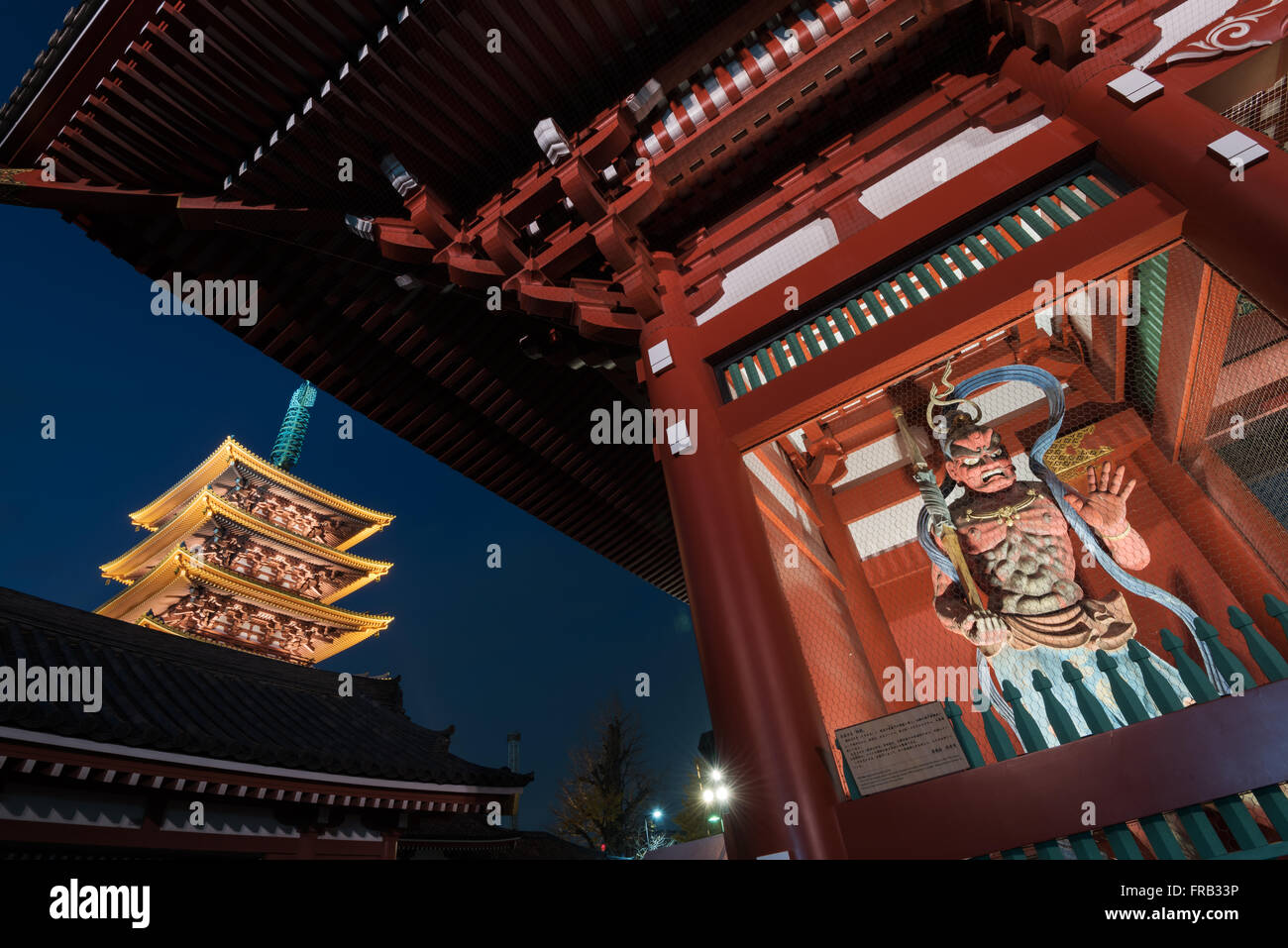 Tokyo, Giappone - 16 dicembre 2015: i cinque piani pagoda del Tempio di Senso-ji in Asakusa , Tokyo. Foto Stock