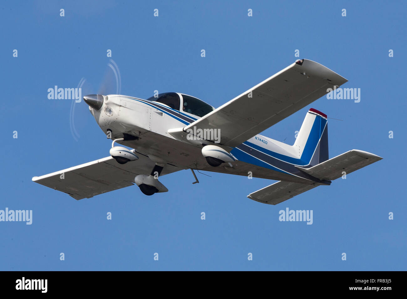 Grumman American AA-5B Tiger (registrazione N74400) prendendo il largo da Palo Alto Aeroporto (KPAO), Palo Alto, California, Stati Uniti d'America Foto Stock