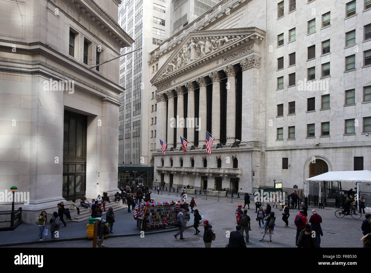 New York Stock Exchange presso l'intersezione di ampia e Wall Street nella città di New York, New York, Stati Uniti d'America. Foto Stock