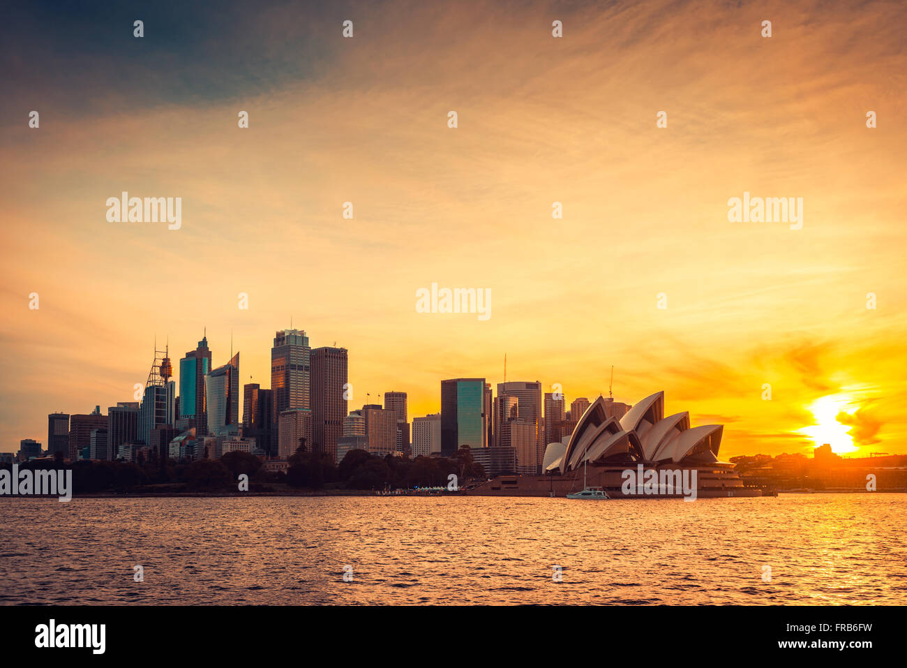 La città di Sydney vista al tramonto, NSW, Australia. Cross-processing e colorati applicati effetti Foto Stock