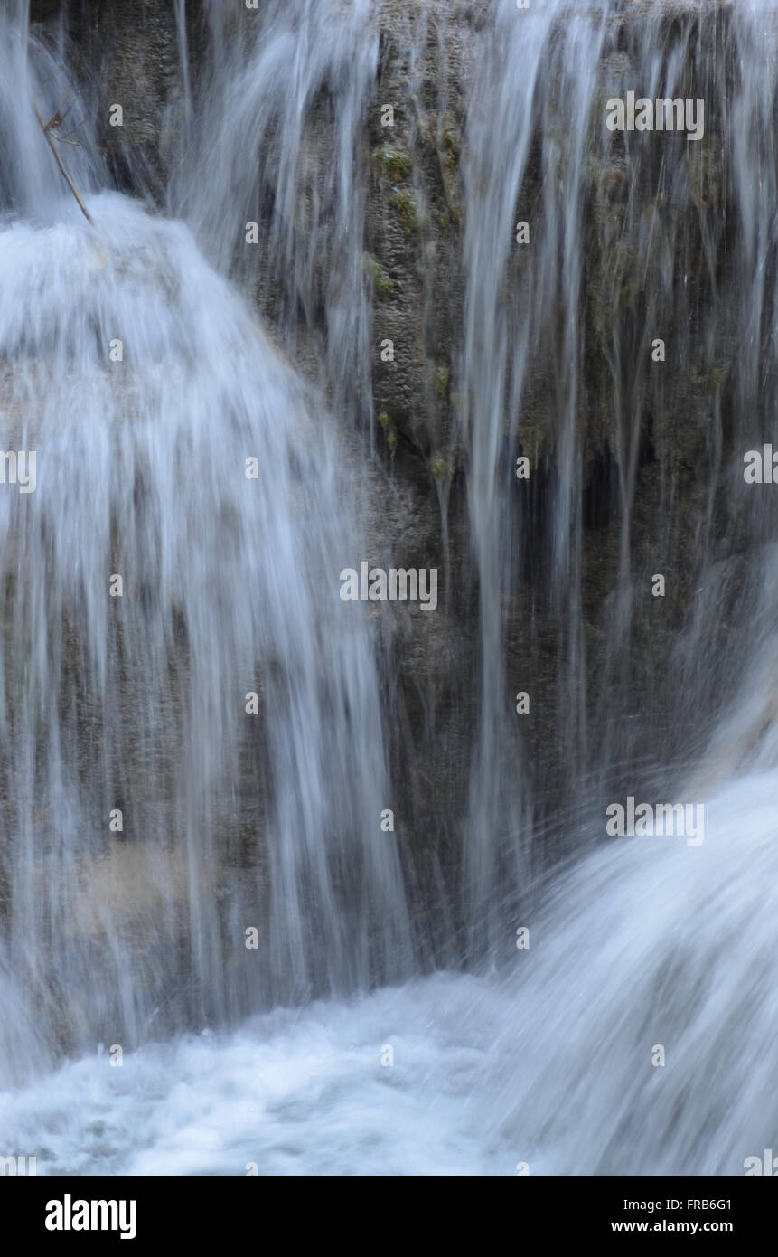 Una cascata di oltre le pietre marroni. L'acqua è sfocata. Non vi è nessuno di essere visto. Foto Stock