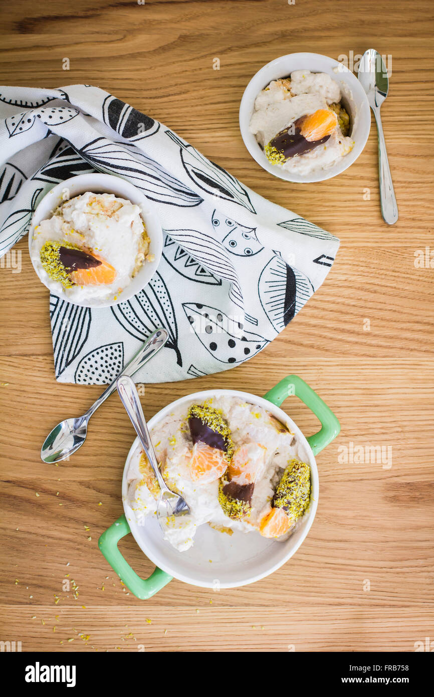 Tangerine cheese-cake in singoli caseroles Foto Stock