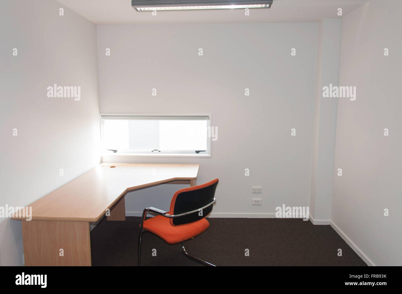 Piccolo vacante Ufficio business con scrivania e sedia, Christchurch, regione di Canterbury, Nuova Zelanda Foto Stock