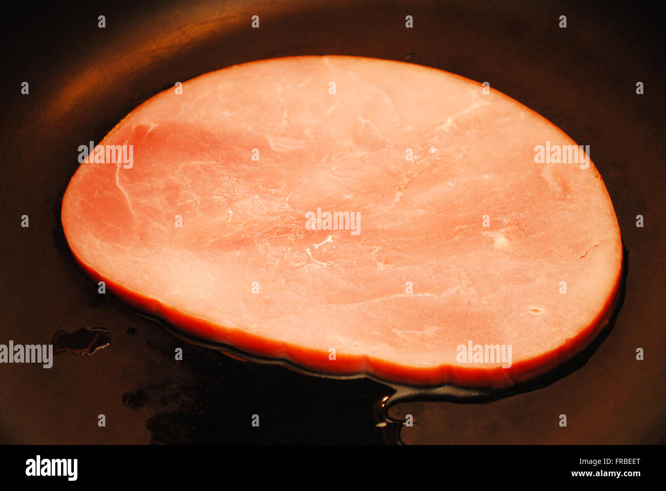 Bistecca di prosciutto in una padella Pan Foto Stock