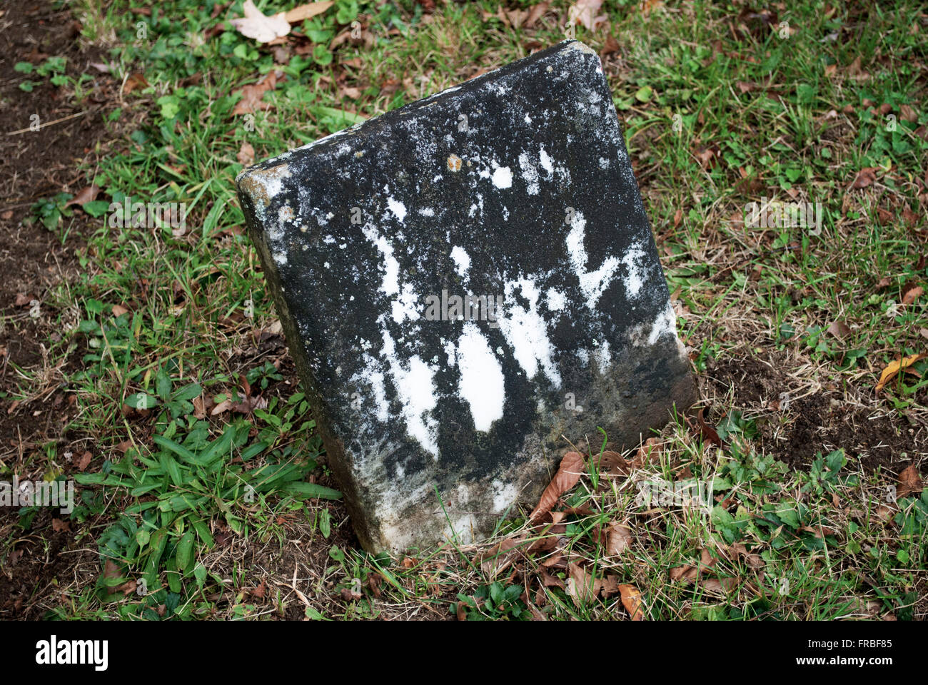 Una vecchia pietra tomba in un cimitero storico Foto Stock