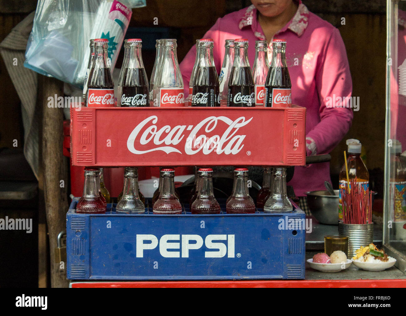 Coca-Cola e Pepsi bottiglie impilati in un contenitore di plastica Foto Stock