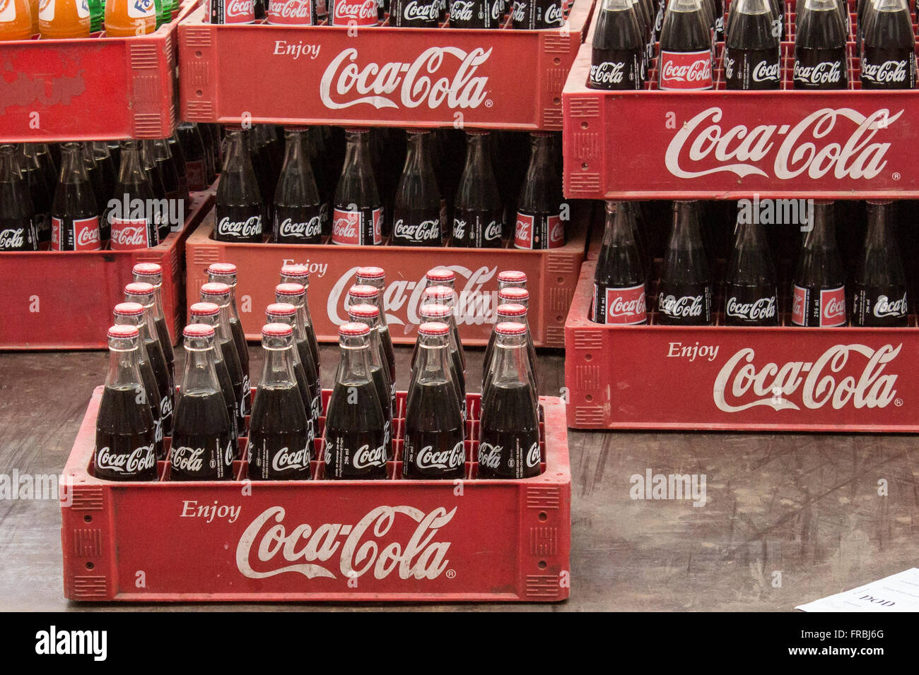 Phnom Penh Cambogia- gennaio 02,2014: Coca Cola bottiglie in plastica rosso scatola, in stile vintage. Foto Stock