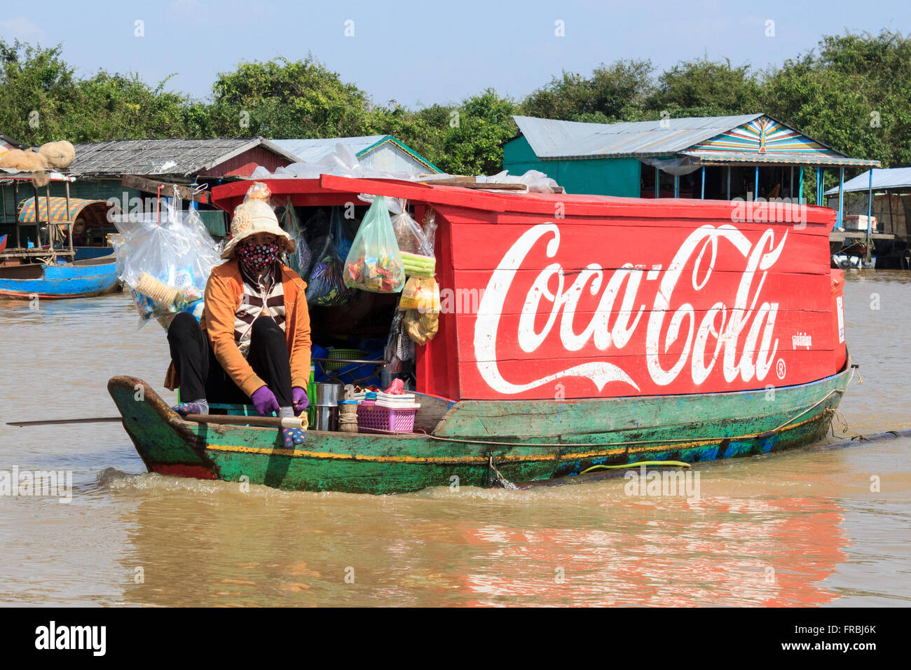 Lago Tonle Sap vicino a Siem Reap, Cambogia, 10 Gennaio 2014: il logo della Coca Cola dipinta su una barca di legno, villaggio galleggiante, in Cambogia. Co Foto Stock