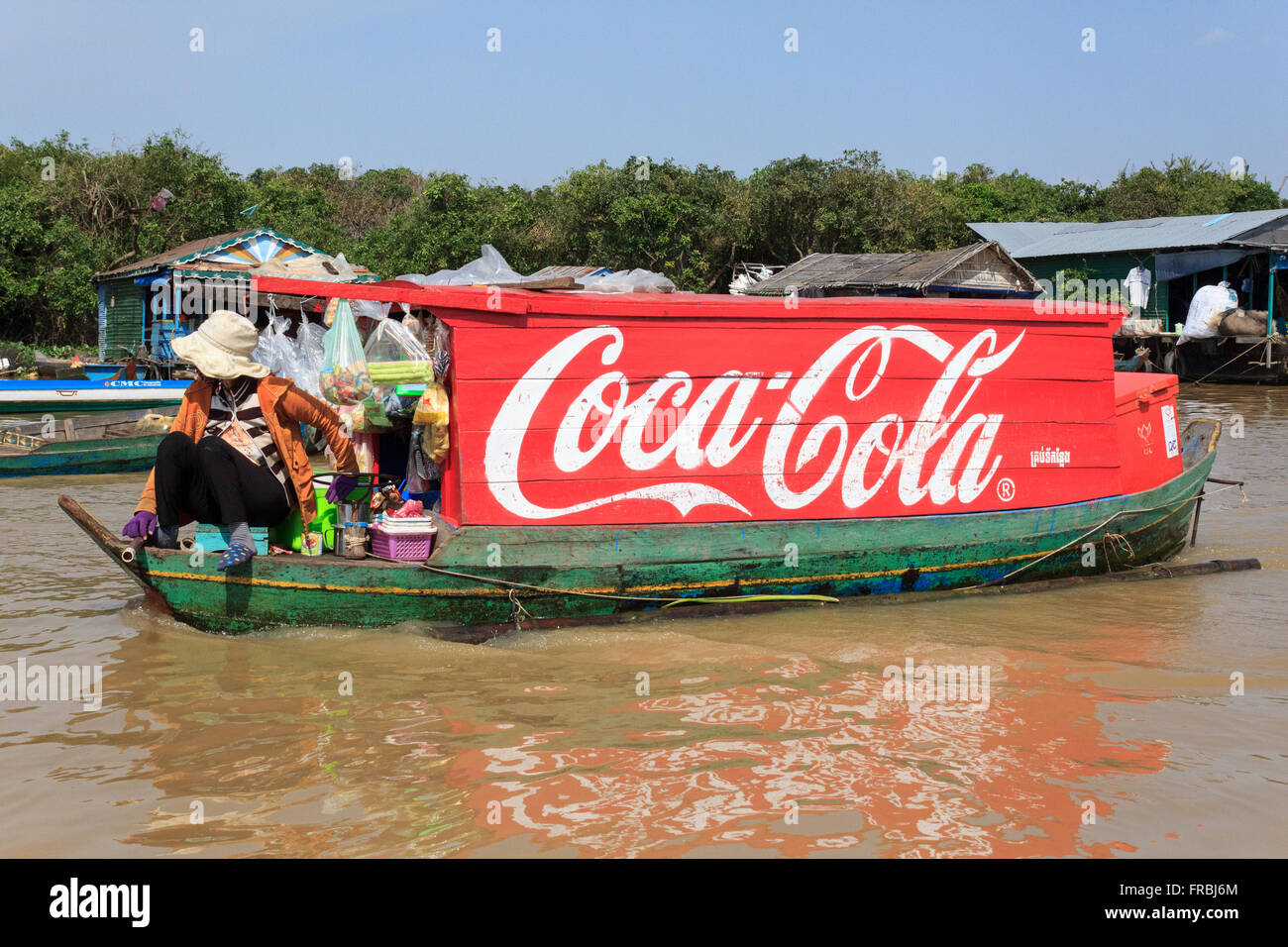 Lago Tonle Sap vicino a Siem Reap, Cambogia, 10 Gennaio 2014: il logo della Coca Cola dipinta su una barca di legno, villaggio galleggiante, in Cambogia. Foto Stock