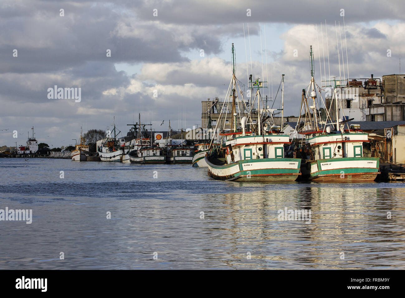 Barche ormeggiate al molo del porto vecchio area portuale della città Foto Stock