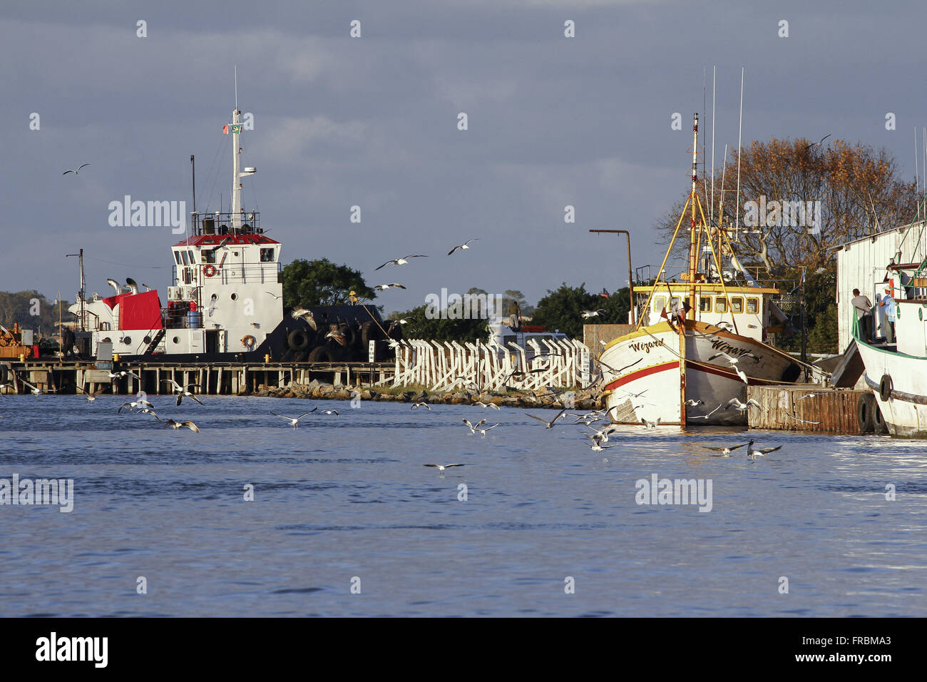 Barche ormeggiate al molo del porto vecchio area portuale della città Foto Stock