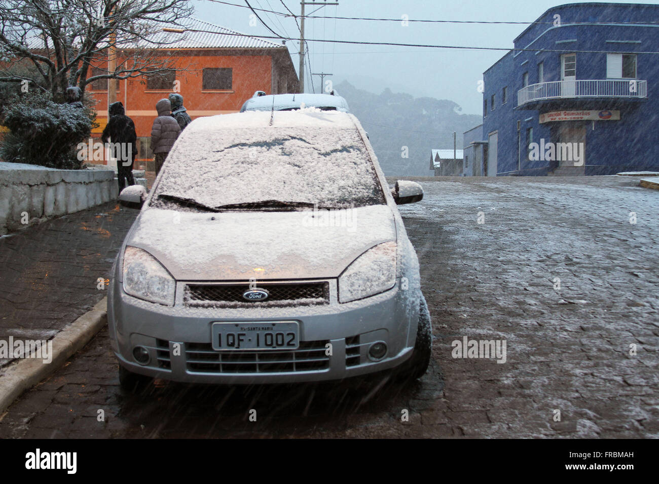 Automobile parcheggiata coperte di neve - Serra Gaucha regione Foto Stock