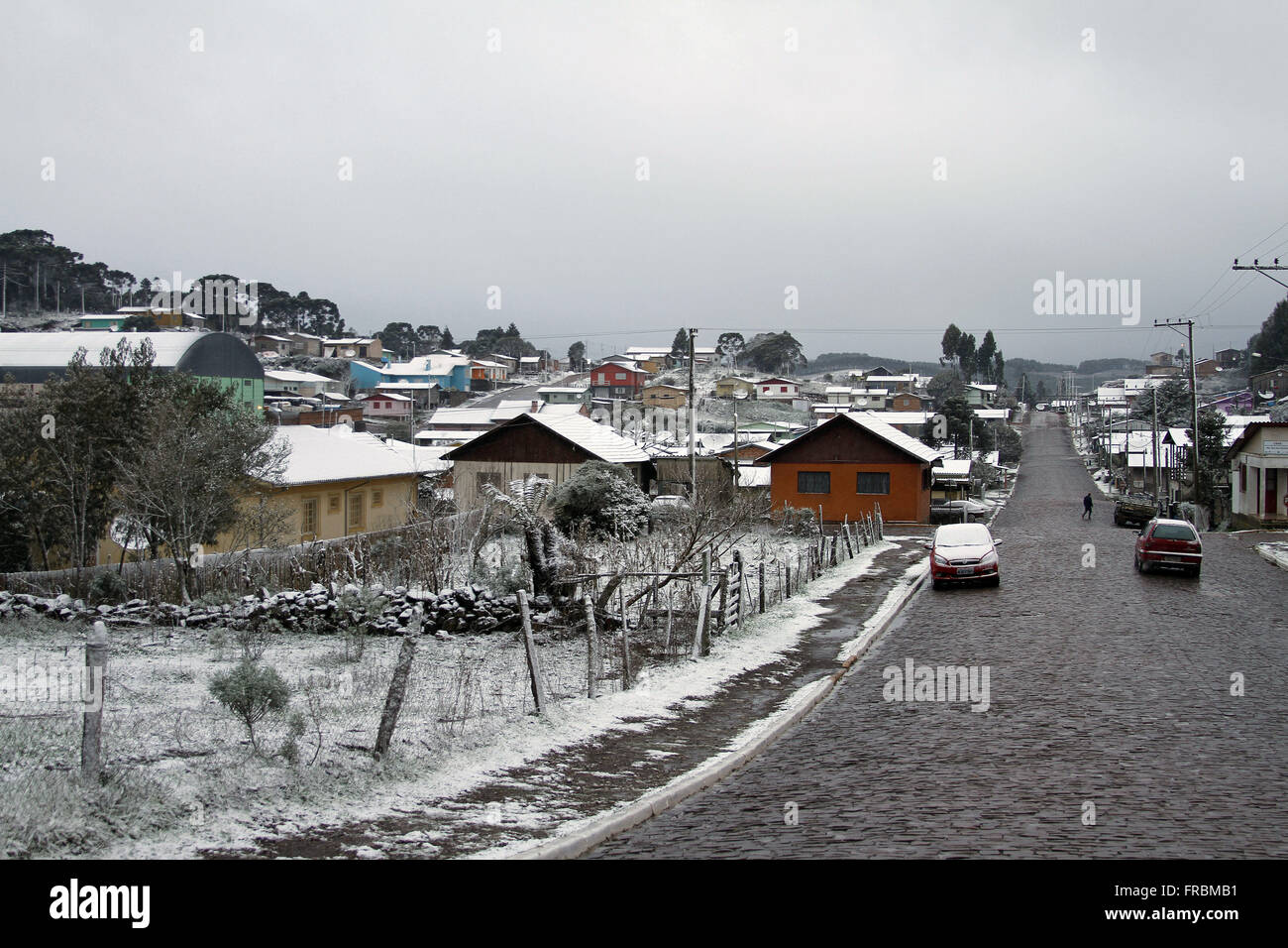 Tetti di case coperte di neve nella periferia della città - Serra Gaucha Foto Stock