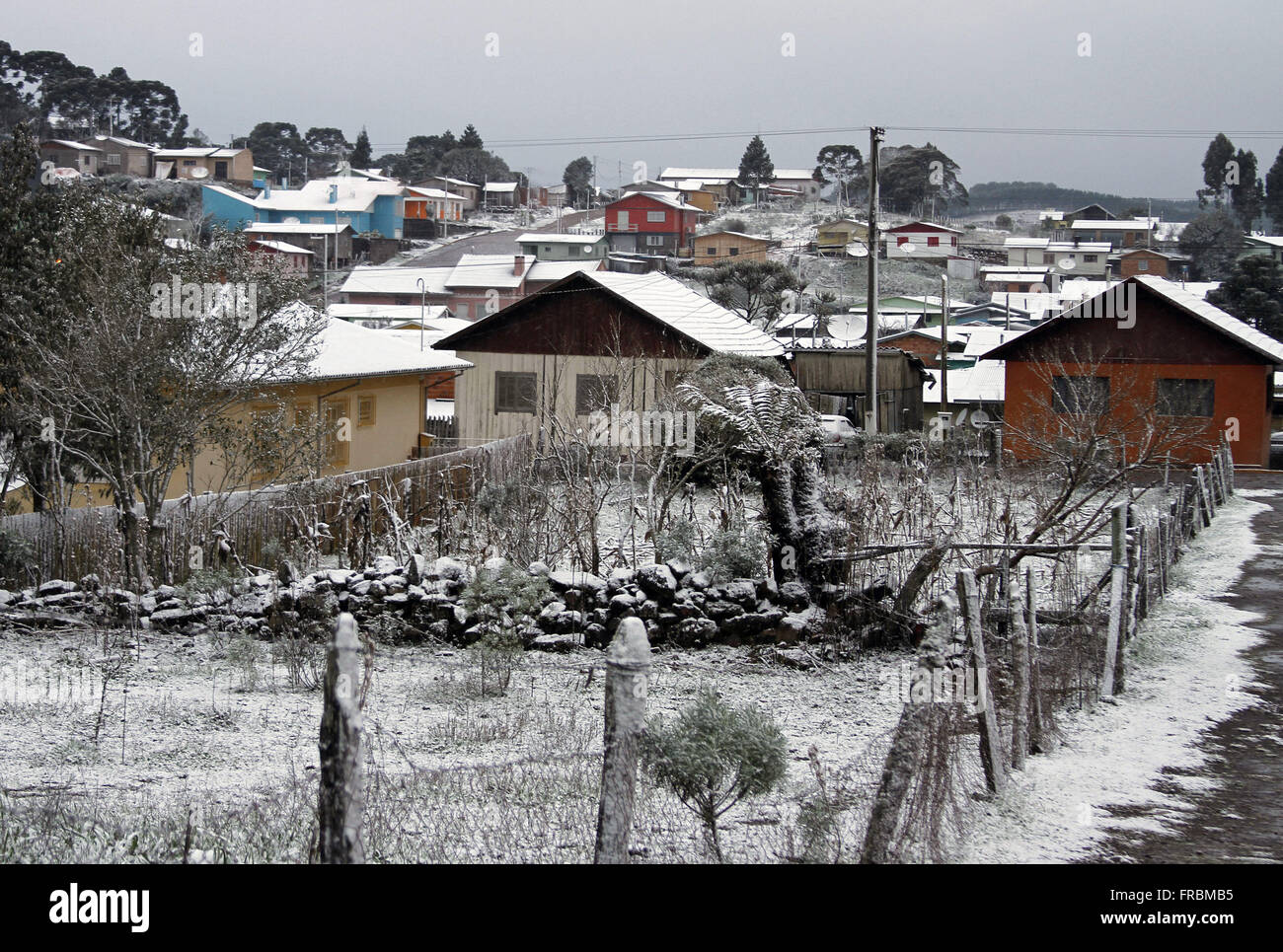 Tetti di case coperte di neve nella periferia della città - Serra Gaucha Foto Stock