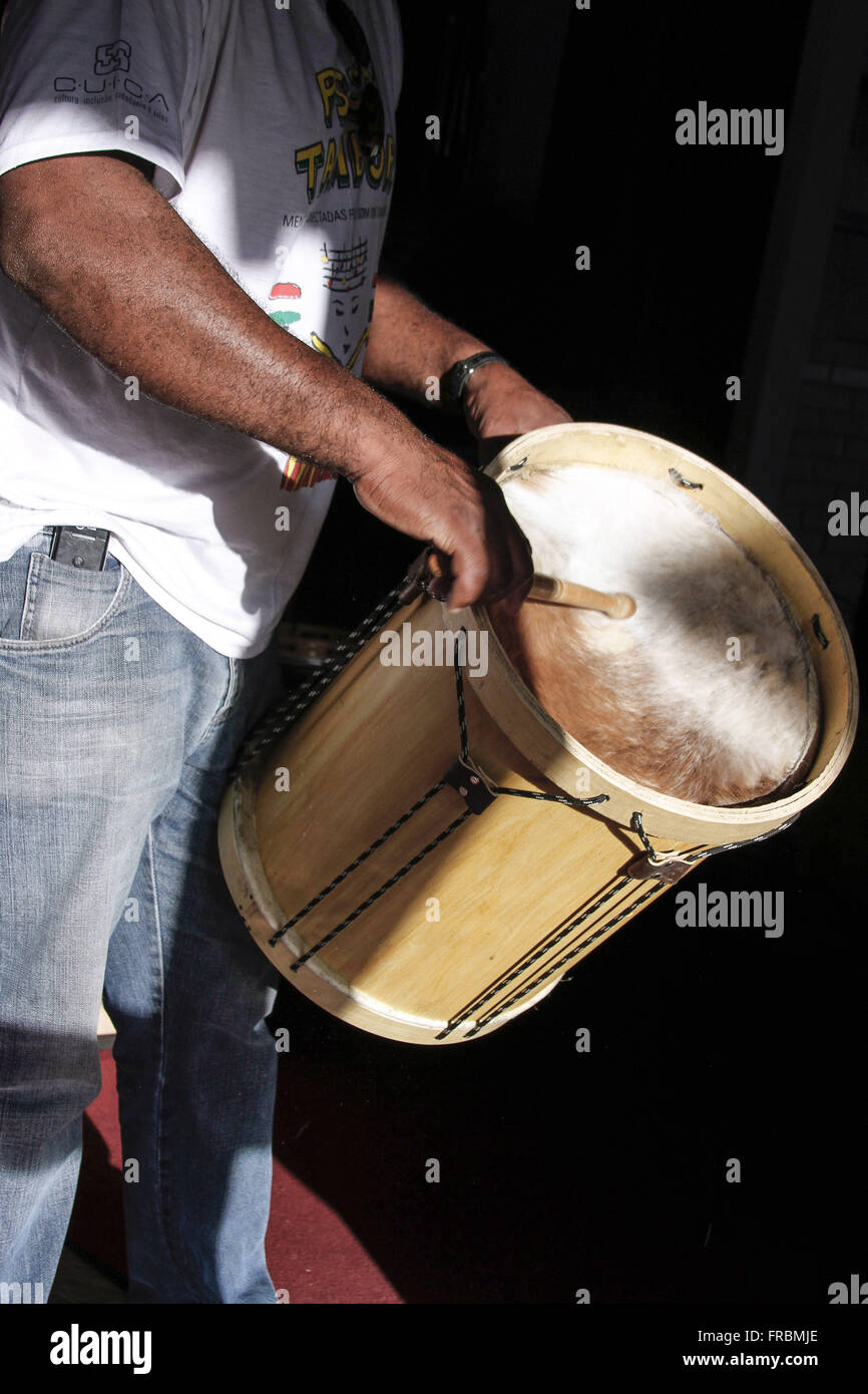 Leguero Bass - strumento a percussione del tipo utilizzato in associazione membranophone Cuica Foto Stock