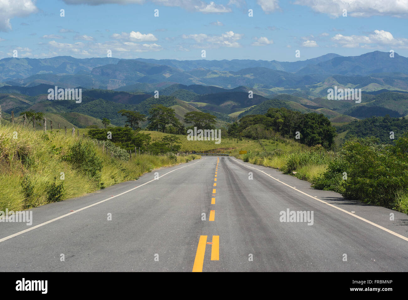 RJ-137 strada statale e Sierra bellezza nel quartiere Conservatoria Foto Stock