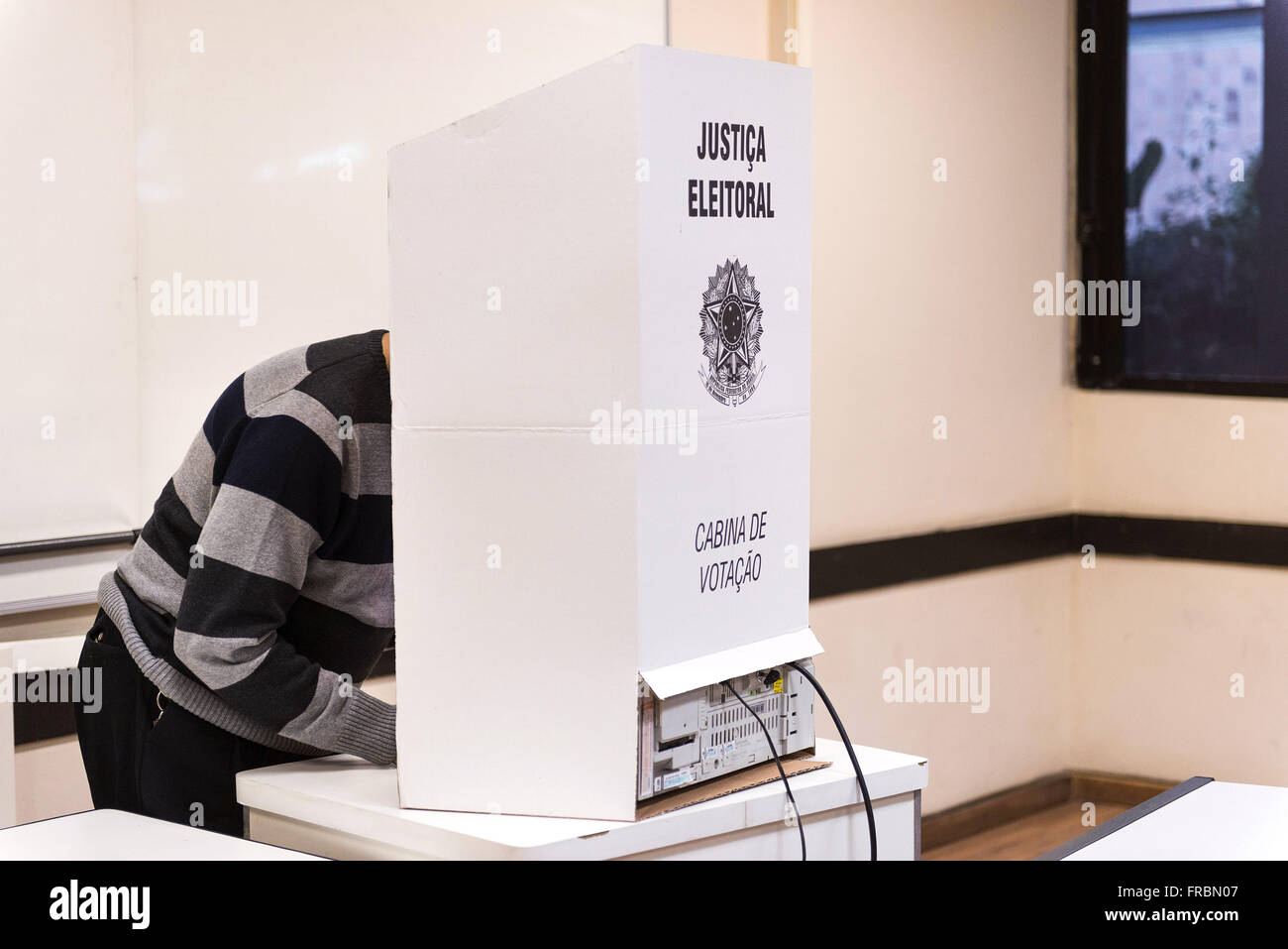 Elettore dispone di un voto elettronico in urna a PUC-Rio - Elezioni 2014 Foto Stock
