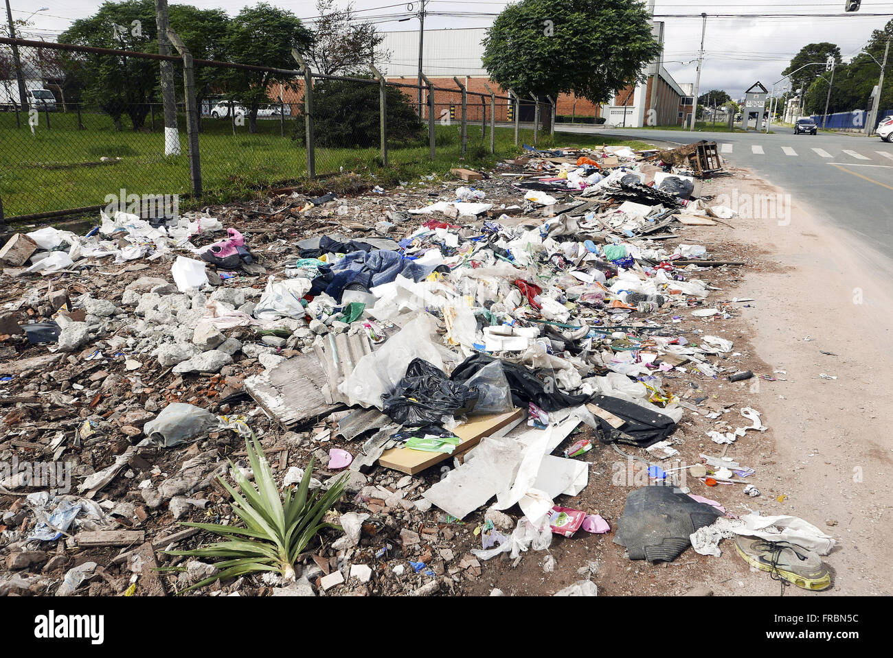 Lixo despejado na Rua Engenheiro Ariel Villar Tacla no bairro Cidade Industrial Foto Stock