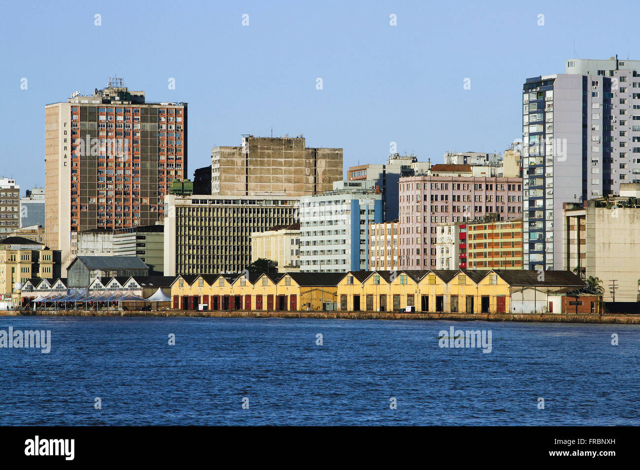 Getta il dock del centro storico con lo sfondo visto dal lago Guaiba Foto Stock