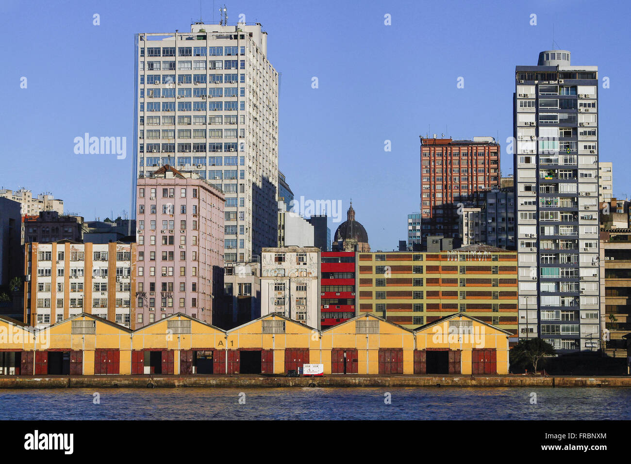 Getta il dock del centro storico con lo sfondo visto dal lago Guaiba Foto Stock