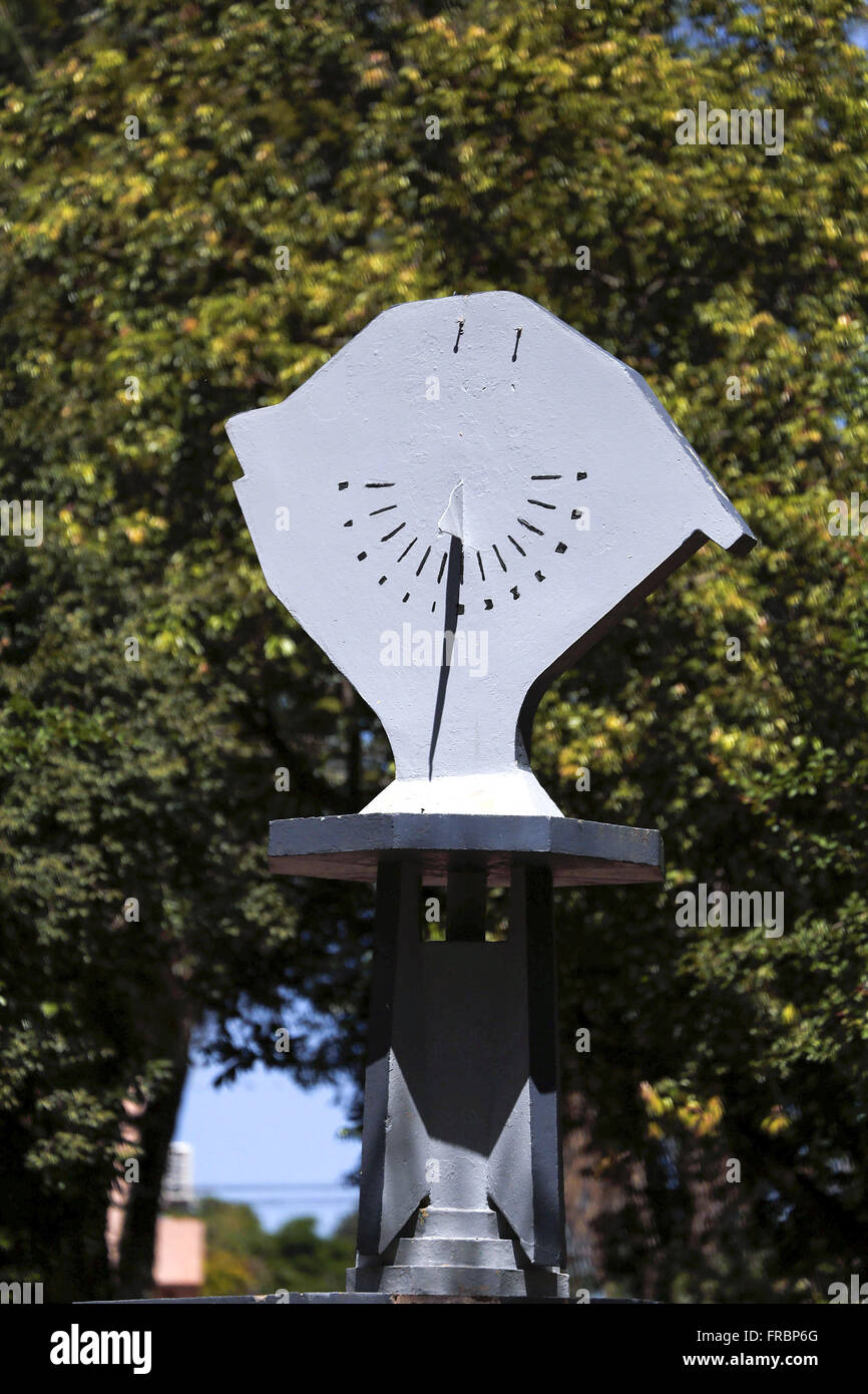 Orologio solare sul monumento a forma della mappa di stato nella centrale Plaza Foto Stock