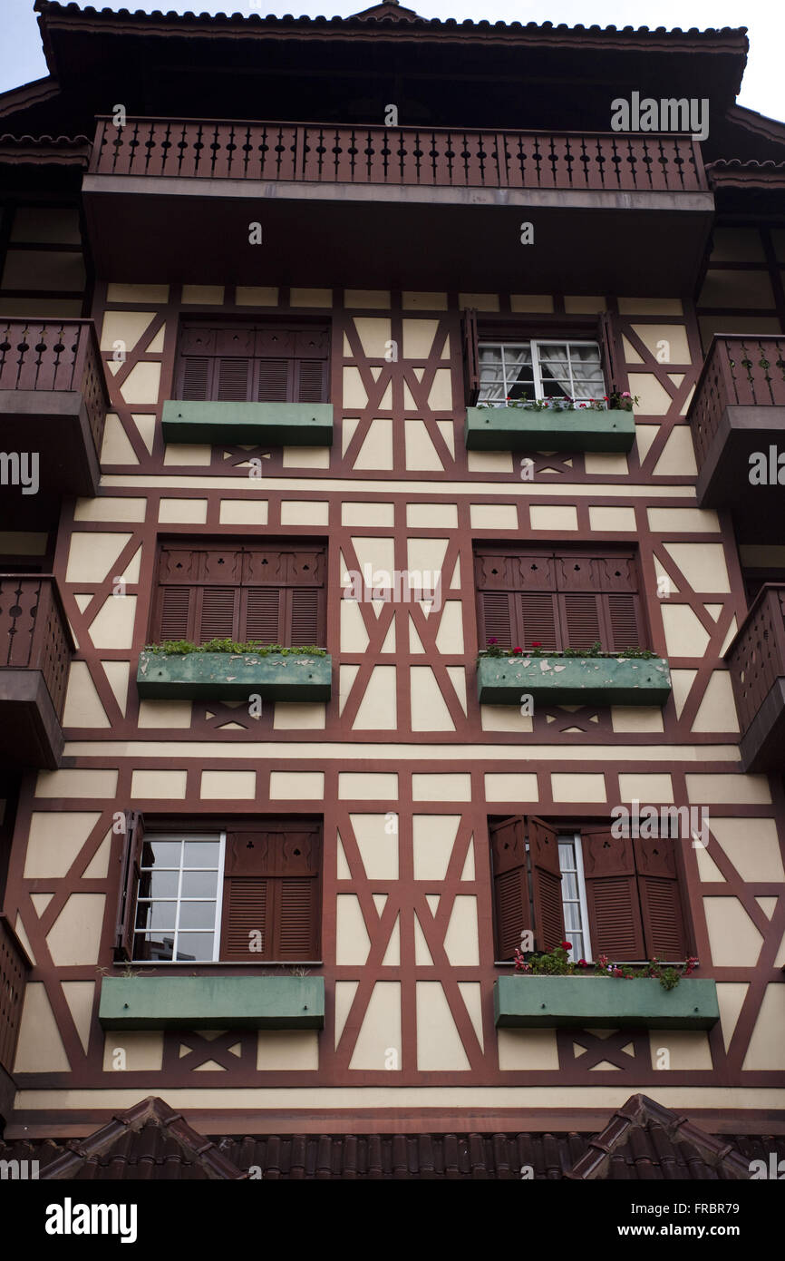 Particolare della facciata del semi-edificio con travi di legno - architettura tipica della regione Foto Stock