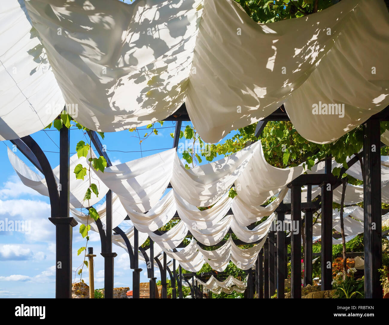 Panno bianco tettoia dal sole in un'area ricreativa esterna. Foto Stock