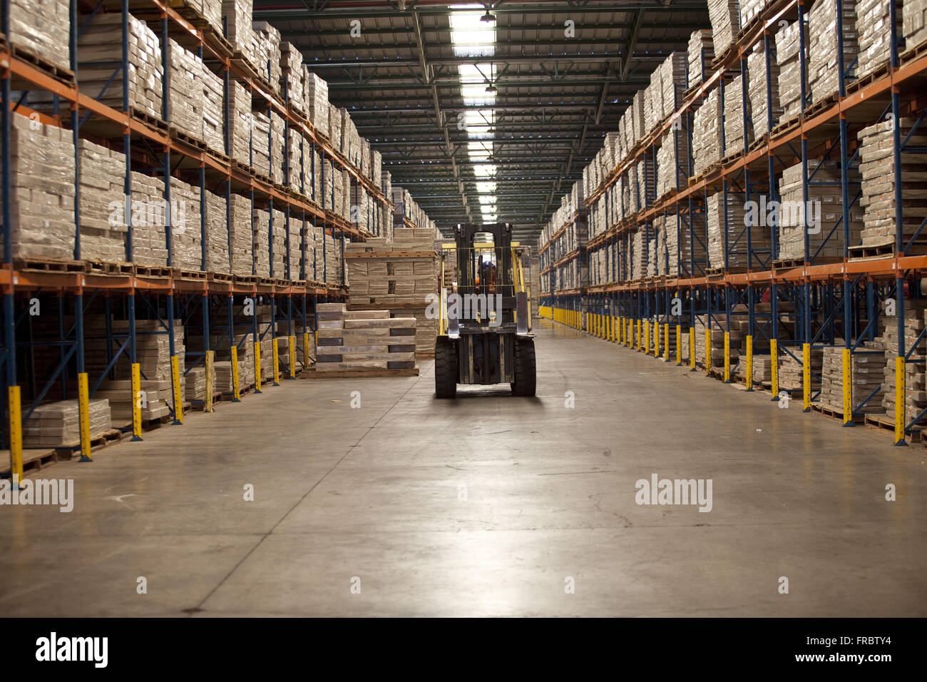 Stock di tavole di legno nella fabbrica di mobili Foto Stock