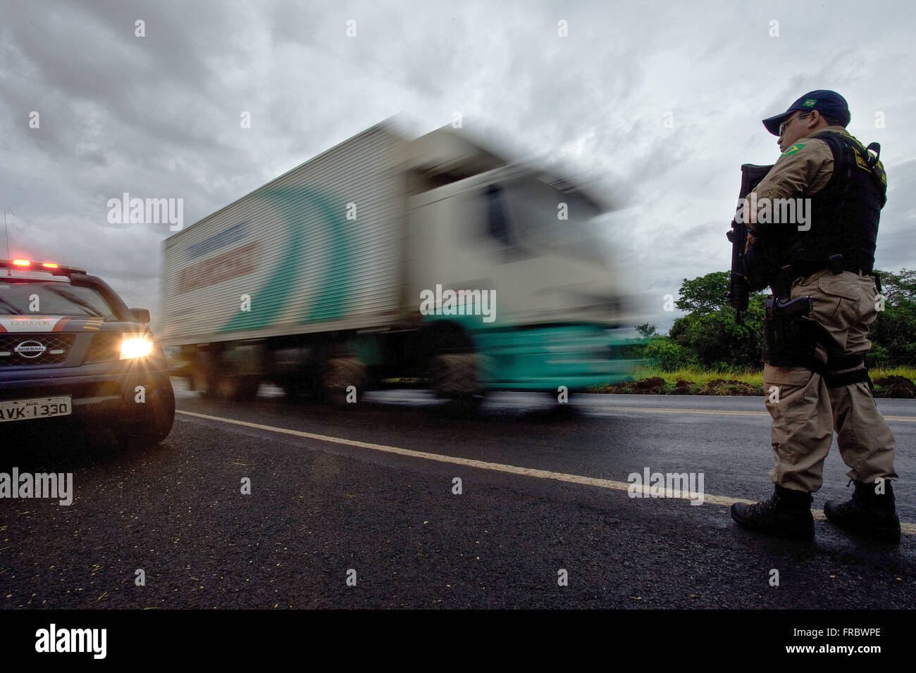Polizia federale autostrada facendo sorveglianza è in pattuglia BR-272 Foto Stock