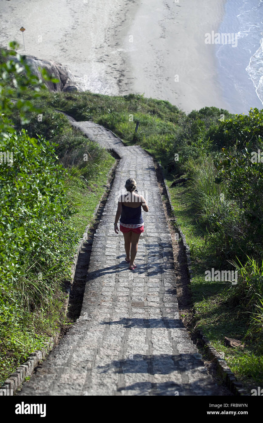 Passeggiate turistiche verso il faro di gusci in Ilha do Mel, Parco Statale di Ilha do Mel Foto Stock