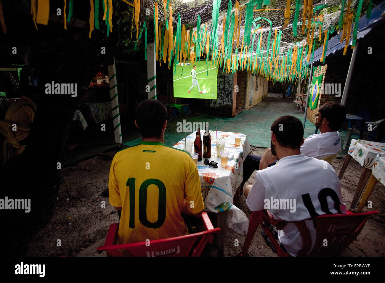 Residenti a guardare la prima del Brasile in gioco la Coppa del Mondo a un bar in Ilha do Mel Foto Stock