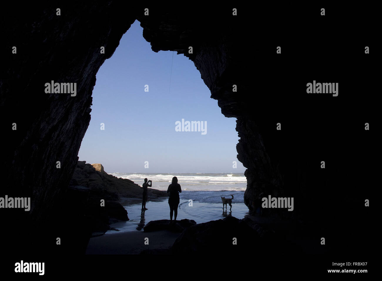 Turisti alla Caverna Incantata in Ilha do Mel, Parco Statale di Ilha do Mel Foto Stock