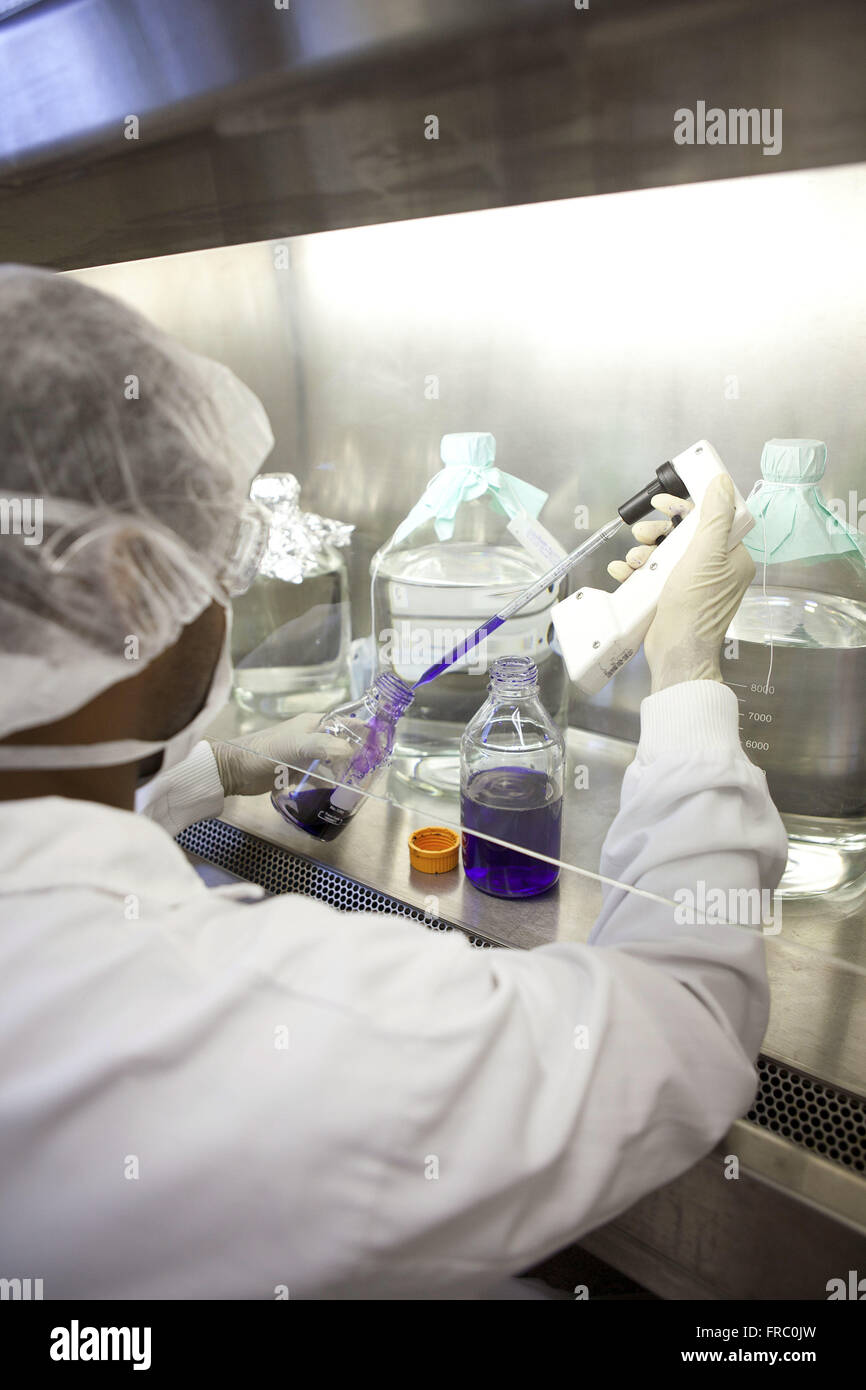 Preparazione di soluzioni chimiche nella cappella del complesso tecnologico vaccino Foto Stock