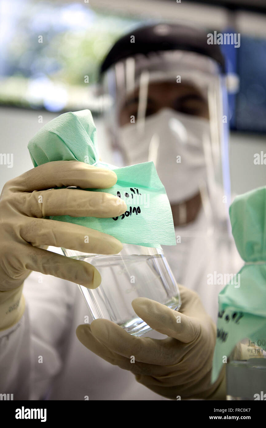 Preparazione delle soluzioni nel complesso tecnologico vaccino Foto Stock