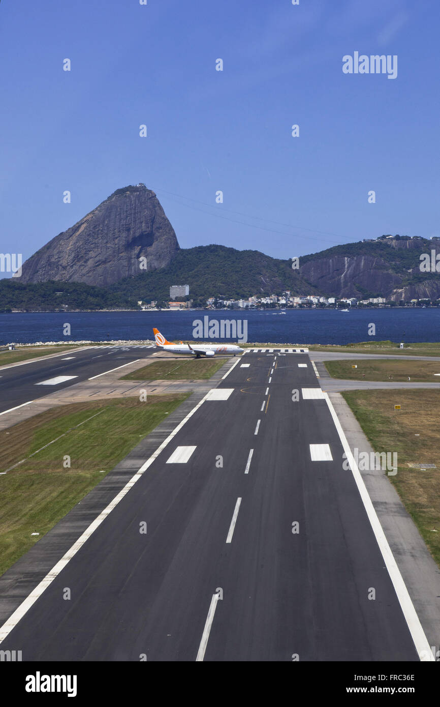 L'aeroporto Santos Dumont in centro città con il Pan di Zucchero in background Foto Stock