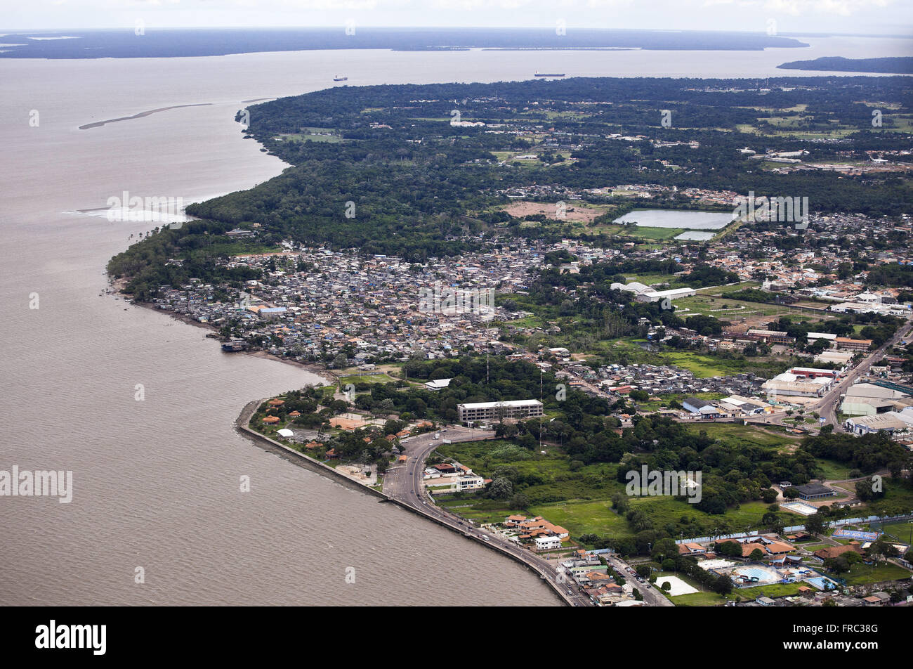 Vista aerea della città sulla riva del Fiume Rio delle Amazzoni Foto Stock