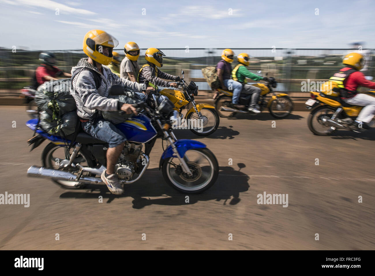 Attraversamento di motocicli e moto-taxi all'Amicizia Internazionale Ponte sul Fiume Parana Foto Stock