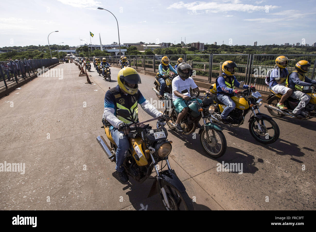 Attraversamento di motocicli e moto-taxi all'Amicizia Internazionale Ponte sul Fiume Parana Foto Stock