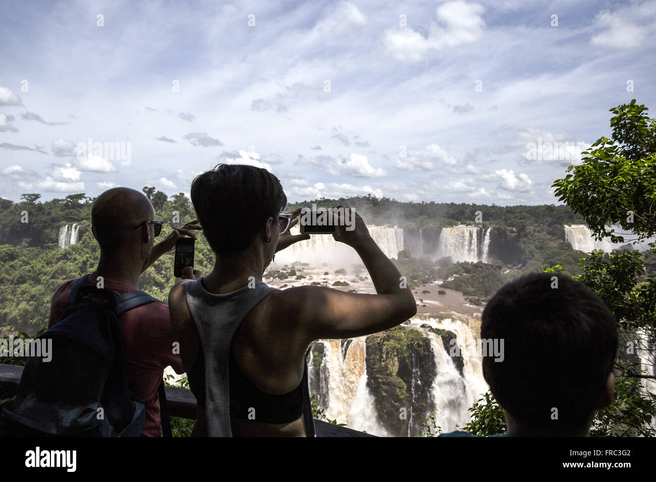 I turisti includono il Iguaçu Falls Foto Stock