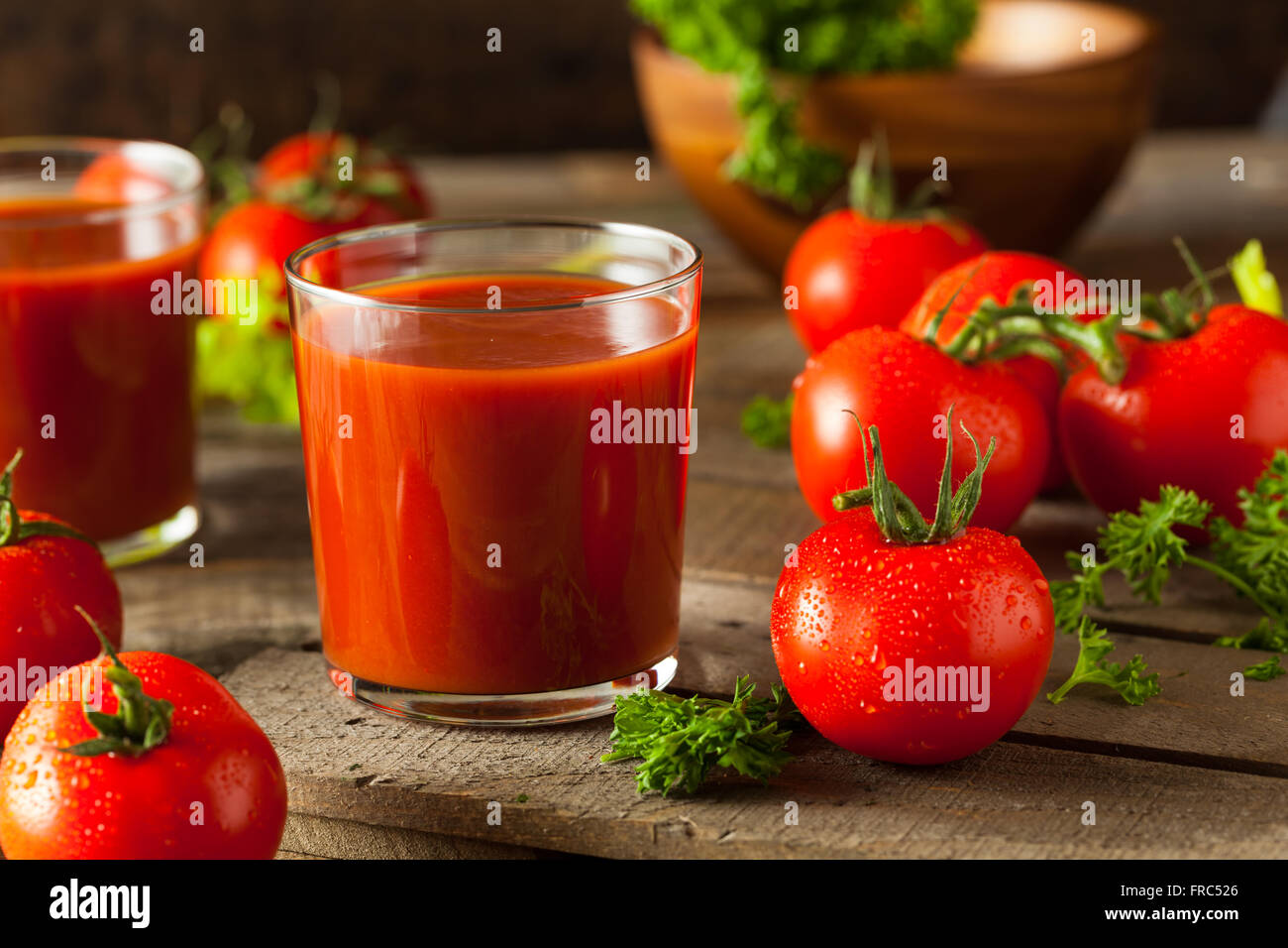 Materie organiche di succo di pomodoro con prezzemolo e sedano Foto Stock