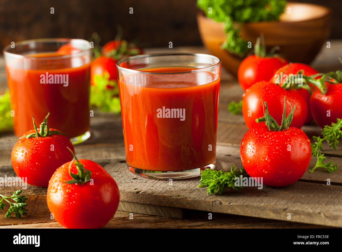 Materie organiche di succo di pomodoro con prezzemolo e sedano Foto Stock